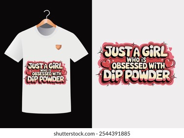 Para todos os amantes da arte do prego do pó de mergulho lá fora, esta t-shirt é a maneira perfeita de mostrar a sua paixão! Apresentando a frase divertida e relacionável "Just a Girl Who Is Obsessed with Dip Powder" 