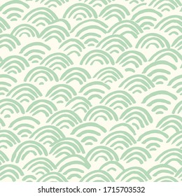 Todo sobre un patrón de repetición vectorial transparente con medio círculo geométrico abstracto de peces koi japonés escala de arcoiris formas wi-fi en un suave color verde del spa de celadón en un fondo color crema marfil blanquecino Vector de stock