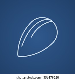 Icono de línea de almendra para web, móvil e infografía. Icono azul claro del vector aislado en fondo azul.