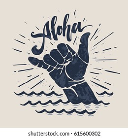 Aloha - Schriftzeichen zum Surfen. Shaka-Handzeichen, Grunge-T-Shirt-Druck.