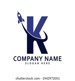 Logo des Alphabets. Creative Design Konzept blaue Farbe mit Raketenstart, Buchstabe K Logo für die erste Business-Identität.