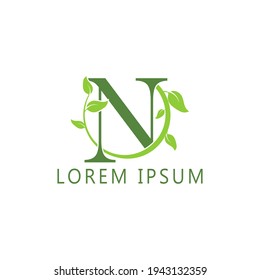 logo de la capital del alfabeto. Diseño creativo de color verde con planta orgánica, letra N logotipo para identidad empresarial inicial.