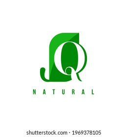logo de la capital del alfabeto. Diseño creativo color verde con planta orgánica, logotipo para la carta inicial de identidad empresarial Q