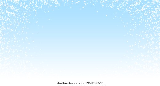Erstaunlich fallender Schnee Weihnachtshintergrund. Subtile fliegende Schneeflocken und Sterne auf nächtlichem Himmelshintergrund. 