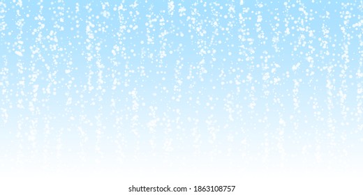 Sorprendente caída de la nieve de fondo de Navidad. Sutiles copos de nieve volando y estrellas en el fondo del cielo nocturno. Admirable plantilla de superposición de copos de nieve de plata de invierno. Magnífica ilustración vectorial.