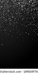 Sorprendente caída de estrellas fondo navideño. Sutiles copos de nieve volando y estrellas de fondo negro. Atractiva plantilla de superposición de copos de nieve de plata de invierno. Ilustración vertical excepcional.