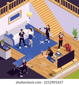 Equipo de ambulancia de fondo isométrico con brigada paramédica que proporciona primeros auxilios a un joven en la ilustración vectorial del interior del hogar