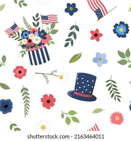 Día de la Independencia de Estados Unidos Patrón patriótico floral sin fisuras con sombrero de punta, banderas y flores en los colores nacionales norteamericanos. Aislado sobre fondo blanco. Diseño temático del 4 de julio.