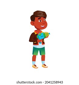 divertido niño hispano jugando al vector de dibujos animados con pistolas de montaña rusa. divertido chico hispano jugando al personaje de las armas de timbre. ilustración de dibujos animados planos aislados