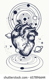 Coração anatômico entre galáxias e planetas tatuagem. Símbolo do amor, filosofia, psicologia, imaginação, sonho. Design de camiseta surreal