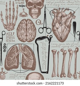 Anatomía sin fisuras con calaveras, huesos, órganos e instrumentos quirúrgicos dibujados a mano sobre el fondo de un texto manuscrito lorem ipsum. Fondo vectorial vintage con bocetos sobre el tema médico