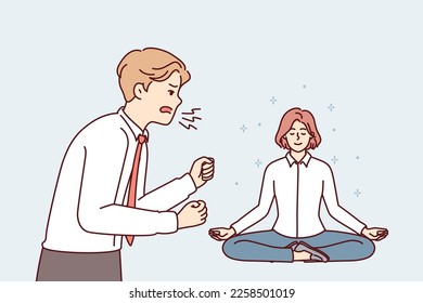 Wütende Geschäftsführerin schreiend auf Angestellte sitzen in Lotus Position und nicht auf die schlechte Einstellung des Arbeitgebers. Mädchen verwendet Meditation und Yoga in der Nähe schreienden unausgeglichenen Mann befindet sich in der Nähe der schrei unausgewogen Mann