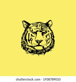 Cara de tigre furiosa. Pintura negra, pinceladas de pincel de tinta, pinceles, líneas, gruñido. Dibujo a mano libre. Tigre dibujado con tinta de las manos de un logo depredador. Ilustración vectorial. Aislado sobre fondo amarillo.