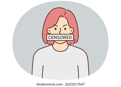 Mulher irritada com placa censurada cobrindo a boca simboliza violação da democracia e falta de liberdade de expressão. Menina se expõe a ser censurada para ser tolerante e não ofender os outros