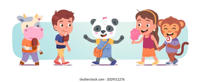 Animales y personas amistad concepto de niños graciosos. Muchacho, niña, niños caminan juntos tomándose de la mano con monos, panda, comiendo dulces, chupete, helado, golosinas. Conjunto de caracteres de vector plano