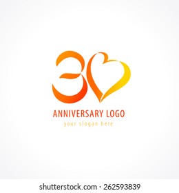 Aniversario 30 años del logotipo del dígito vector corazones. Saludos de cumpleaños con forma de corazón de cinta enmarcada. Números abstractos de vacaciones. Bonita carta con figuras de celebración 30.