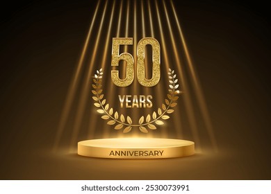 Pódio do prêmio de ouro do aniversário com número brilhante 50. Cinquenta anos comemoram aniversário ou jubileu fundo vetor dourado. Estágio de luxo com coroa de louros e raios brilhantes em preto.