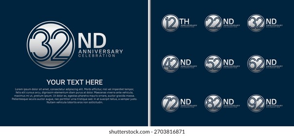 Logotipo del aniversario fijado con el círculo. color de plata en el fondo azul para el momento de la celebración