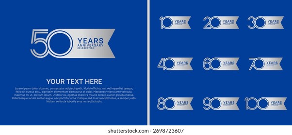 Logotipo del aniversario fijado con la forma de la cinta. color plateado en el fondo azul para el momento de la celebración