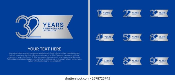 Logotipo del aniversario fijado con la forma de la cinta. color plateado en el fondo azul para el momento de la celebración