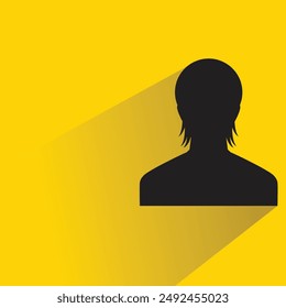 mujer anónima con sombra sobre fondo amarillo