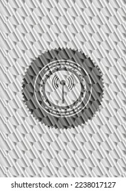 icono de señal de antena dentro del emblema de color plateado. Patrón de escalas. Ilustración vectorial. Detallado. 