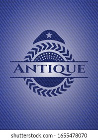 Insignia antigua con textura de denim. Ilustración vectorial. Detallado.