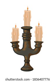 Candelabro antiguo con tres velas. Candelero de latón. Aislado en blanco.