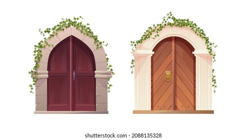 Puerta de madera medieval antigua con mango metálico redondo, arco de piedra y planta de hiedra escaladora. Entrada gótica, puerta en un castillo, iglesia o casa.