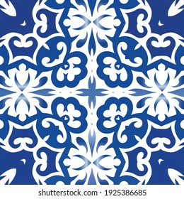 Antike portugiesische Azulejo Keramik. Vektornahtlose Mustercollage. Farbiges Design. Blauer Blumendekor und abstrakte Dekoration für Scrapbooking, Smartphone-Kisten, T-Shirts, Taschen oder Wäsche.