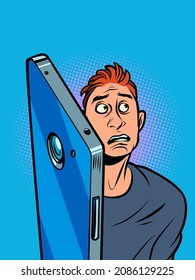 Beunruhigt auf eine Nachricht oder einen Anruf warten. Ein Mann in der Nähe eines Smartphones