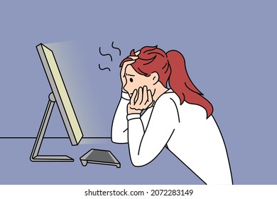 Ansiosa mujer que trabaja en línea en una computadora enfatizada sobre la fecha límite. Niña preocupada ocupada en estudios de PC se prepara para el examen en la web. Las mujeres tienen problemas en el gadget. Spam, concepto de virus. Ilustración vectorial. 