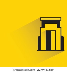 edificio de apartamentos con sombra sobre fondo amarillo