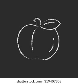Mano de Apple dibujada con tiza sobre un icono blanco vectorial de pizarra aislado en un fondo negro.
