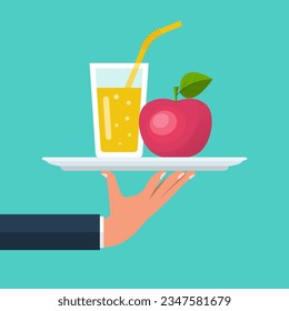 Jugo de manzana en la bandeja. Waiter sirve cócteles suaves. Plantilla para menú o banner, comida saludable. Bebida fresca y energética para una vida saludable. Jugo de manzana en vaso de precipitados con pajita. Diseño plano vectorial. 