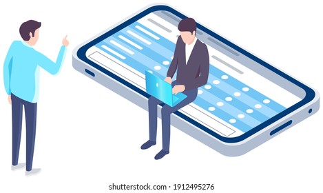 Solicitud de estudio. Un hombre se sienta en la pantalla del smartphone con una lista de verificación. Los expertos analizan la programación en pantalla y trabajan en laptop. Concepto de reunión de negocios. Colegas discutiendo la aplicación por teléfono