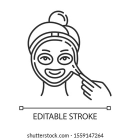 Applying peel-off mask linear icon. Skincare procedure. Facial beauty treatment.Dermatology, cosmetics, makeup. Thin line illustration. Contour symbol. Vector isolated outline drawing. Editable stroke