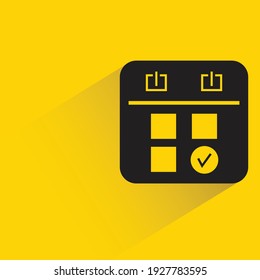 cita en calendario con sombra sobre fondo amarillo