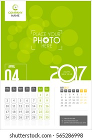 Abril 2017. Calendario para el año 2017. 2 meses en la página. Diseño vectorial. Plantilla con el logotipo de la compañía y el lugar de la foto