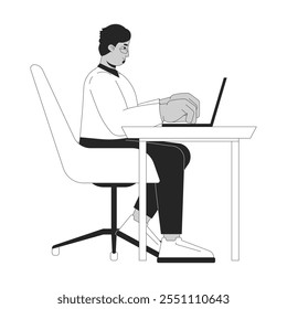 Homem árabe sentado na mesa com laptop preto e branco personagem linha 2D. Gerente corporativo masculino do Oriente Médio no local de trabalho isolado vetor pessoa contorno. Ilustração de ponto monocromático