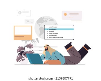 hombre árabe que usa laptop que elige influyentes en el concepto de influencia de medios sociales de la barra de búsqueda horizontal