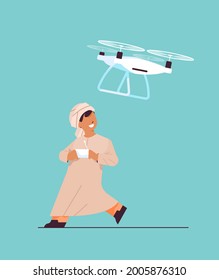 escolar árabe controlando el dron aéreo con control remoto inalámbrico niño sonriente divirtiéndose