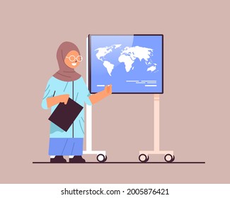 escolar árabe presenta un mapa mundial sobre el concepto de educación de presentación de tablero digital