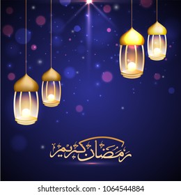 Arabischer kalligrafischer Text, Ramadan Kareem, Fest-Konzept mit hängenden Leuchtlaternen auf blauem Hintergrund.