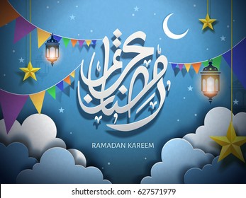 Diseño de caligrafía árabe para Ramadán Kareem, con nubes de papel y banderas de colores, palabras blancas