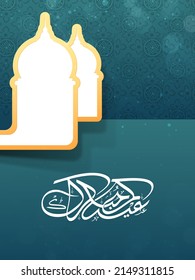 Arabische Kalligraphie von Eid Mubarak mit Papier geschnitten Moschee auf Teal Damast Muster Hintergrund.