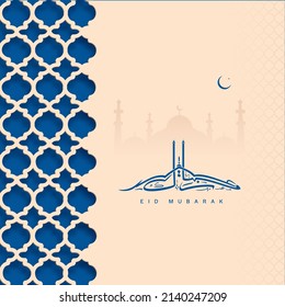 Arabische Kalligraphie von Eid Mubarak mit Silhouette Moschee, Crescent Moon auf Blau und Pfirsichpapier schneiden marokkanischen Muster Hintergrund.