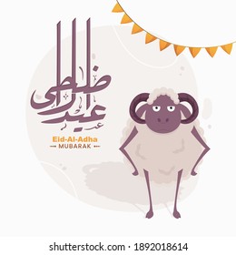 Arabische Kalligrafie von Eid-Al-Adha Mubarak mit Cartoon-Schaf- und Jagdflagge auf weißem Hintergrund.