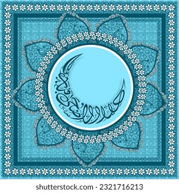 Caligrafía árabe de Eid-Al-Adha Mubarak en forma de luna creciente sobre marco floral decorativo circular contra fondo azul.