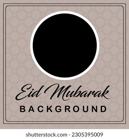 Arabische Kalligrafie und ein islamischer Halbmond für Eid Mubarak. Eid Mubarak Design mit kreativem Design Ornament. Goldener luxuriöser Zierhintergrund mit islamischem Muster und dekorativem Dekor.
